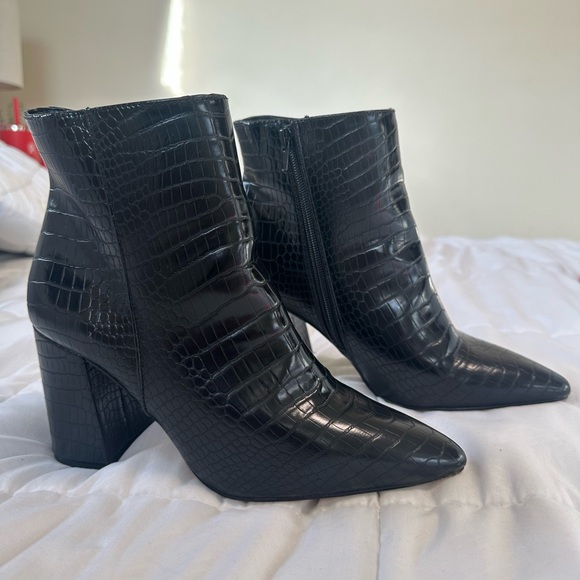 Black faux crocodile pointed boots - Picture 2 of 3